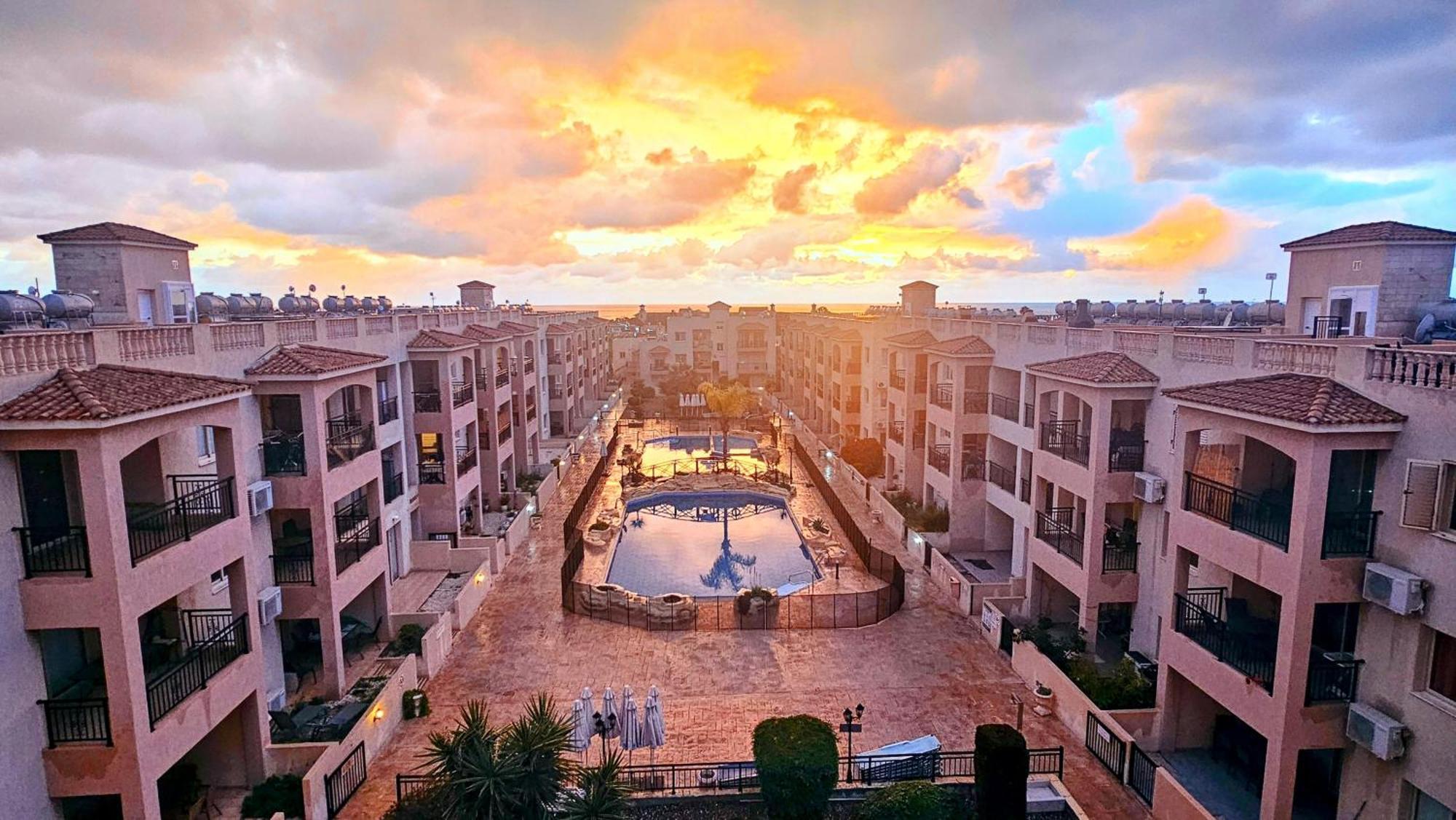 Royal-Seacrest Oasis, Pool-Side Paphos Exterior foto